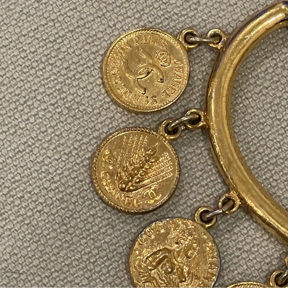 ❤️CHANEL❤️Vintage Medallion Cuff - Picture 13 of 16